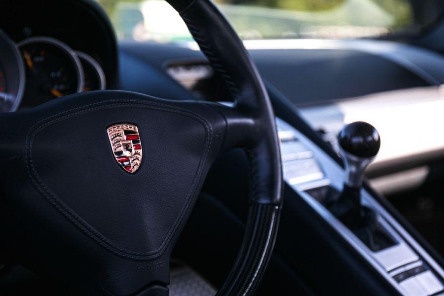 Детали интерьера Porsche Carrera GT Bassalt Black 2005 года  (фото 15 из 32)